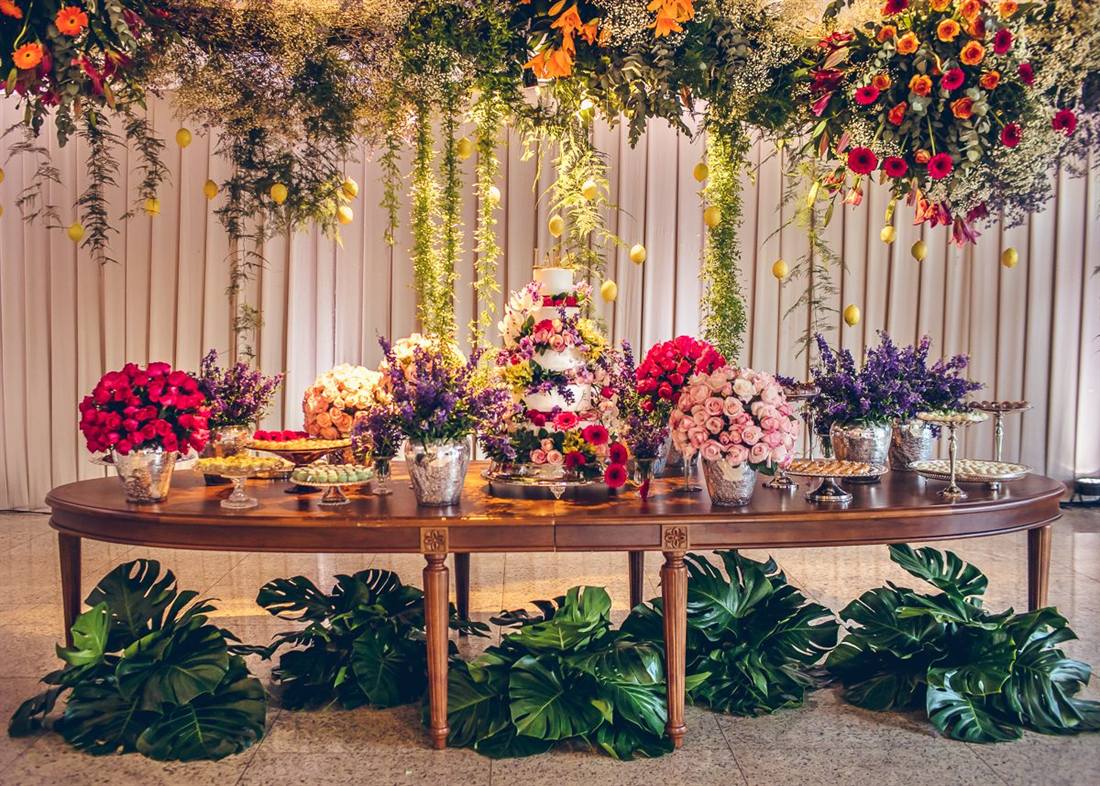 Mesa de doces de festa de 15 anos com teto de flores