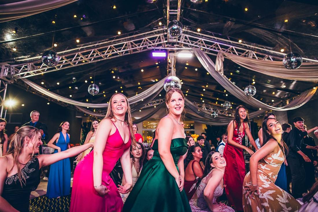 Debutante dançando com as amigas na pista, sob a tenda