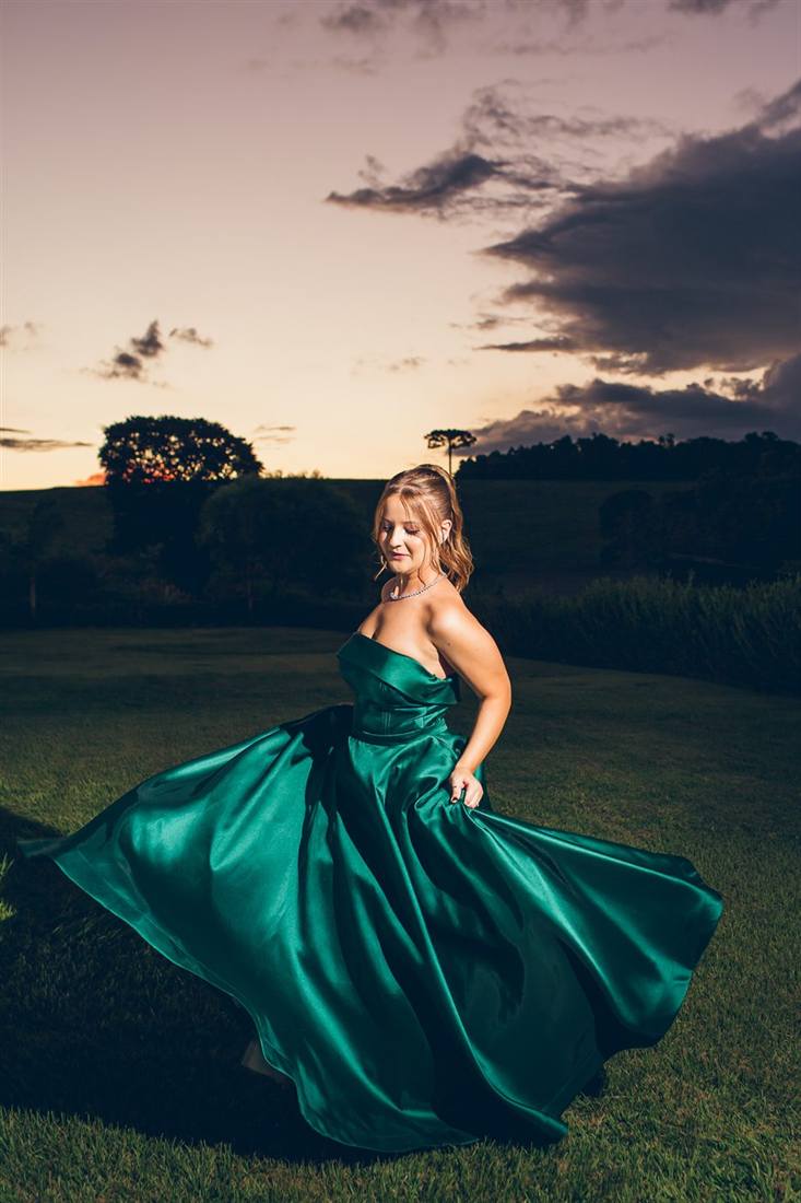 Debutante no gramado do Gabbana Jardins ao pôr do sol