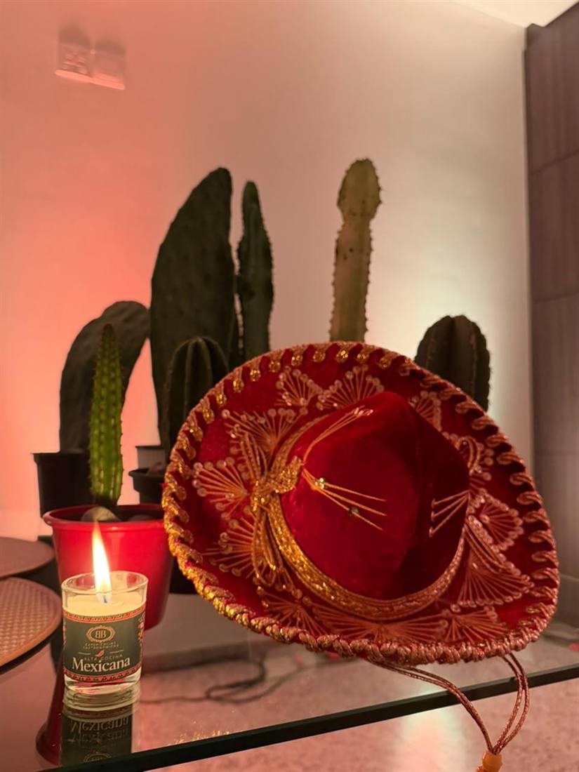 Mesa da Noite Mexicana com sombreiro vermelho, cactos e vela