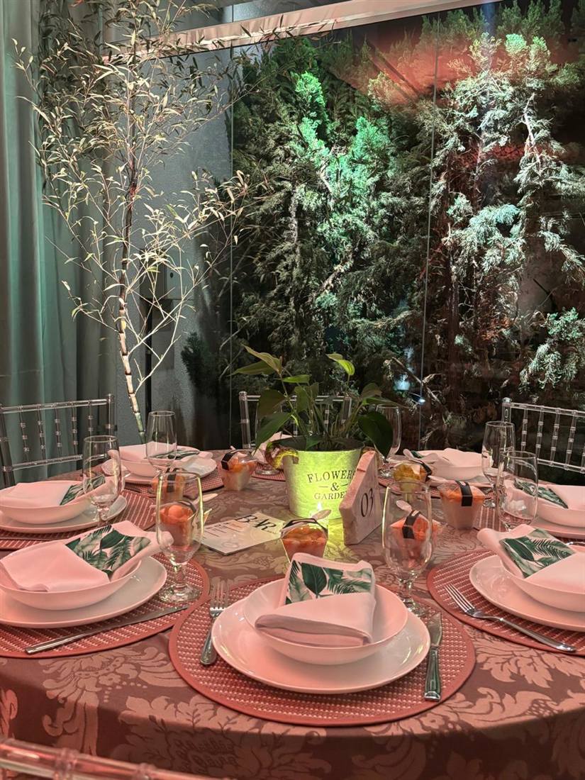 Mesa do Jantar Tailandês com folhagens e luz baixa