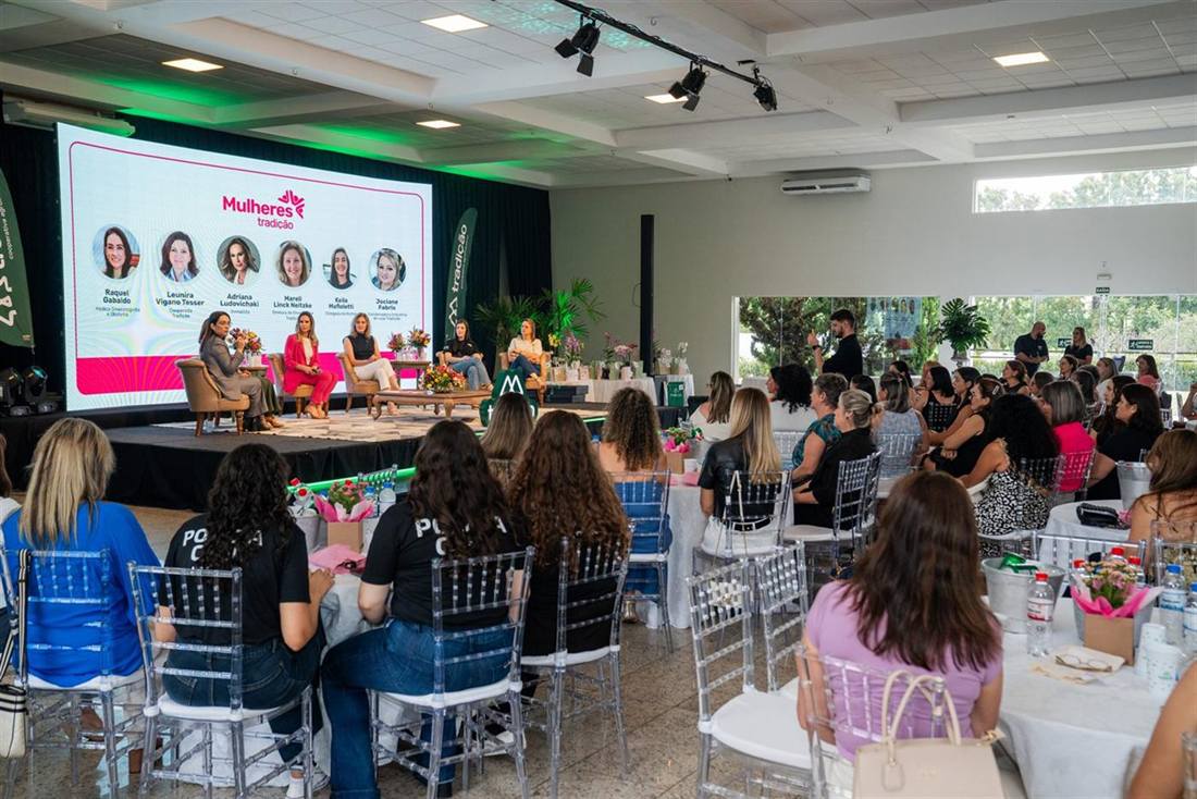 Painel de evento corporativo no salão