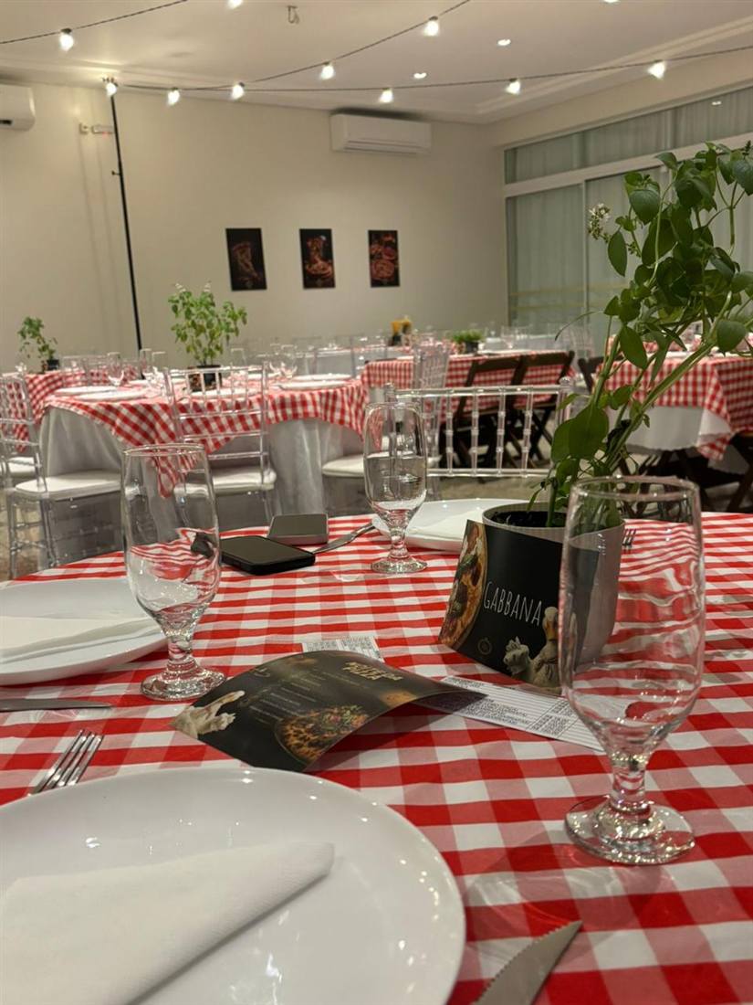 Mesas com toalha xadrez montadas para a Noite das Pizzas