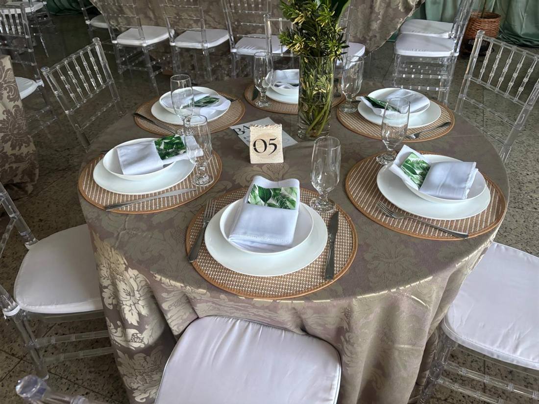 Mesa redonda posta para o Jantar Tailandês