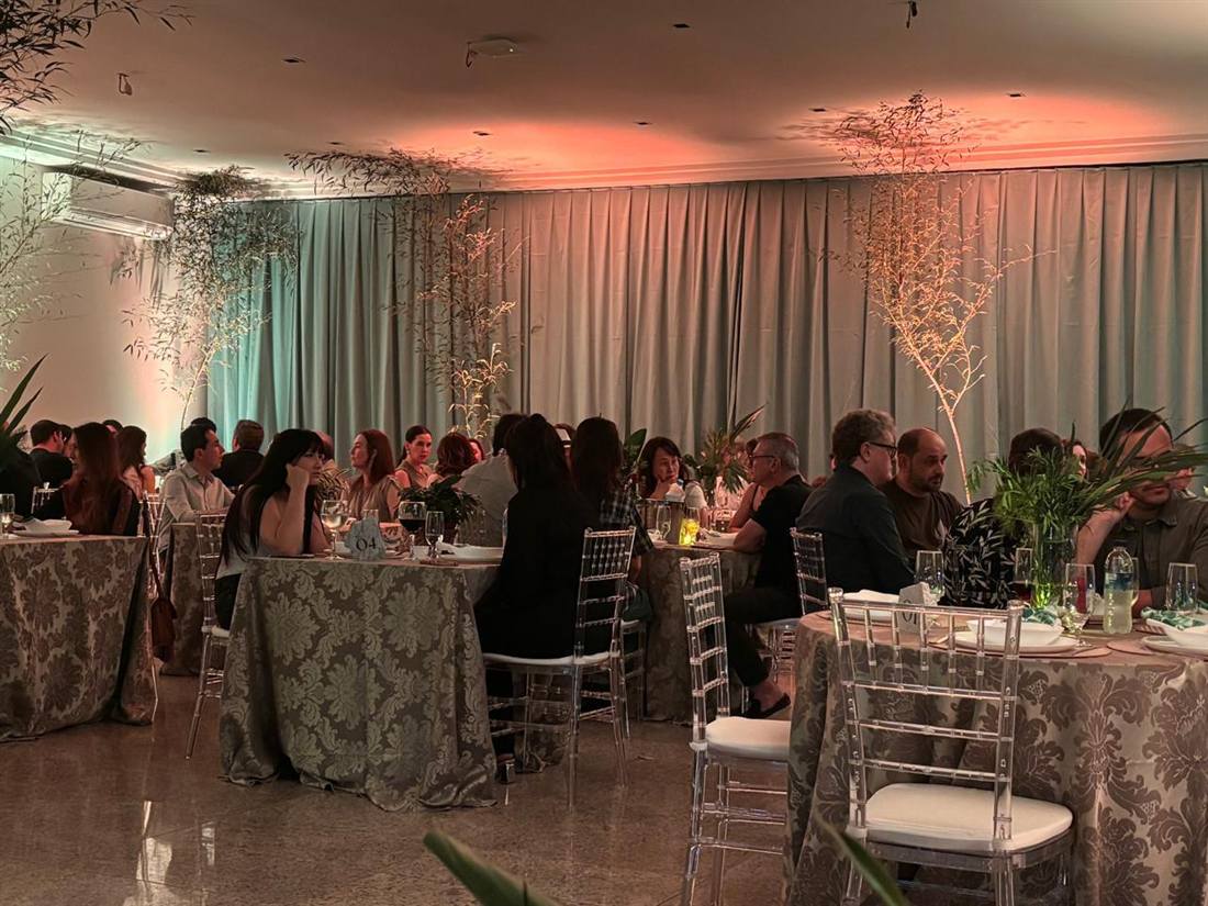 Convidados no salão decorado para o Jantar Tailandês