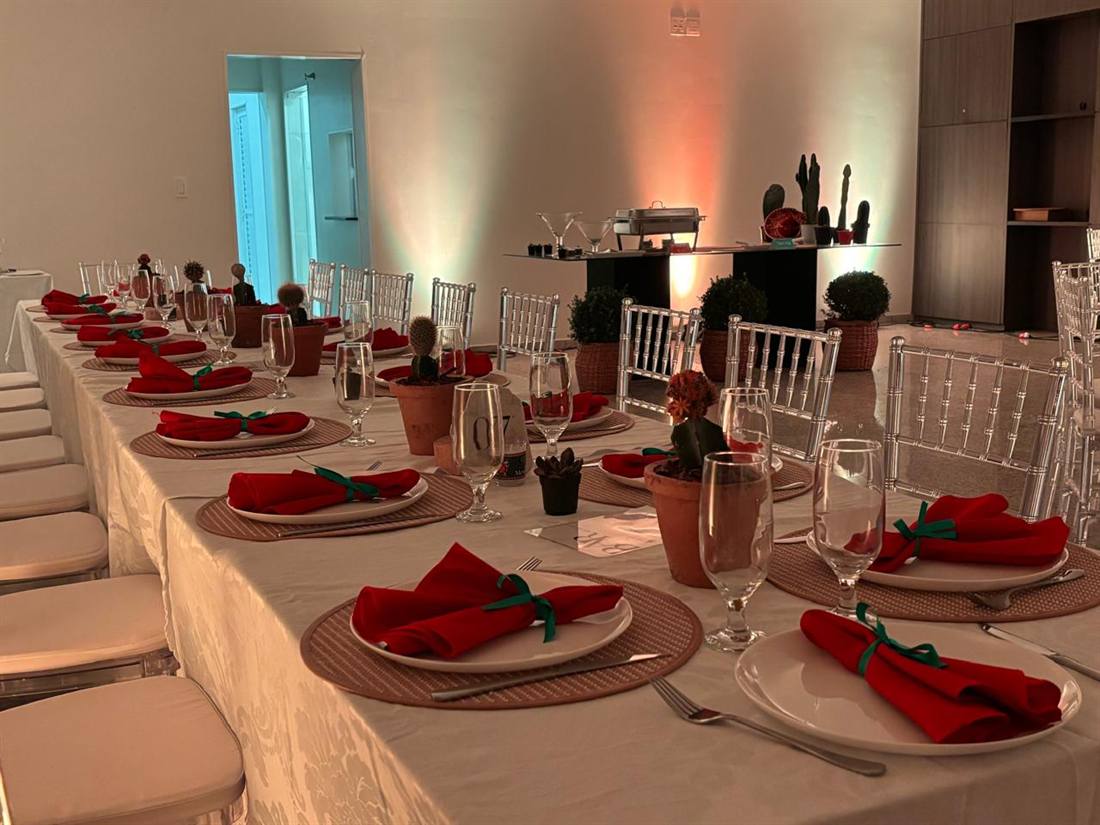 Salão Flor de Lis montado para jantar, com mesa comprida e buffet