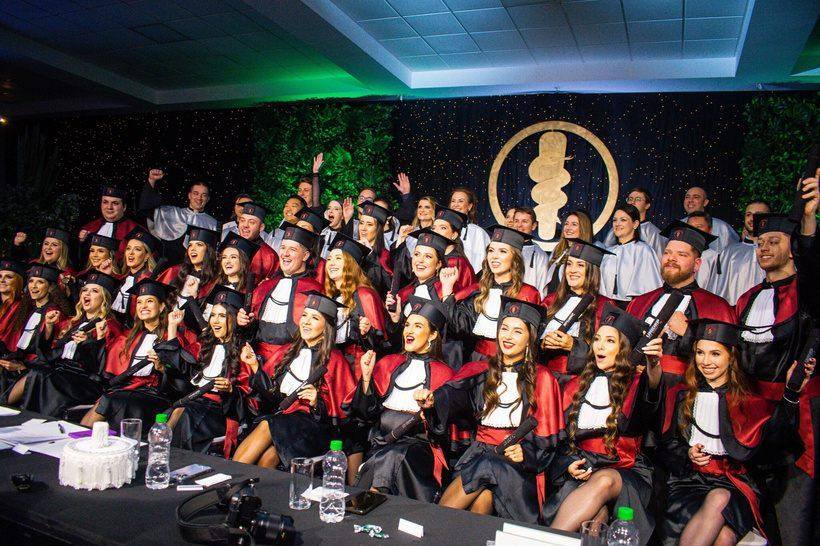 Turma de formandos reunida durante a colação